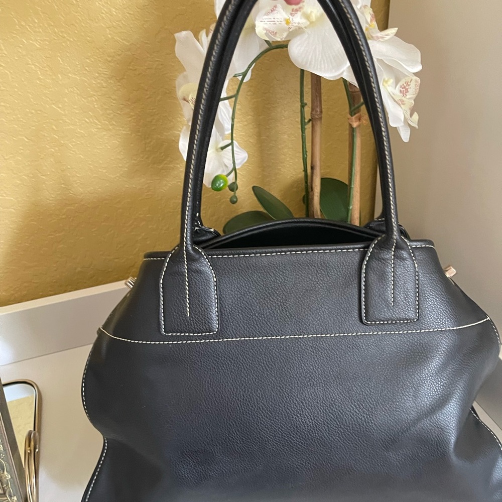 Elegant Black Tod's Leather Handbag - Picture 3 of 12